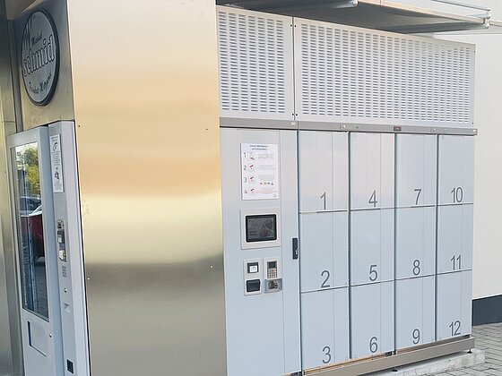 Kühl-Abholstation mit nummerierten Fächern & Touchscreen, zur Selbstabholung von Bestellungen.